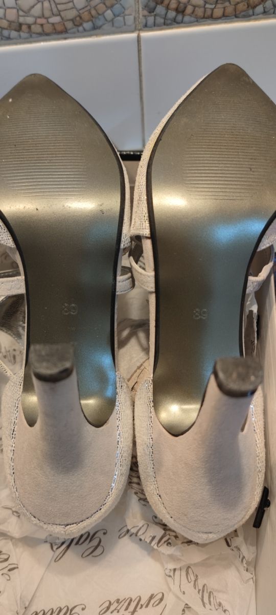 Zapatos y bolso color plata