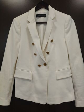 Chaqueta blanca Zara impecable de segunda mano por 10 EUR en Málaga en  WALLAPOP