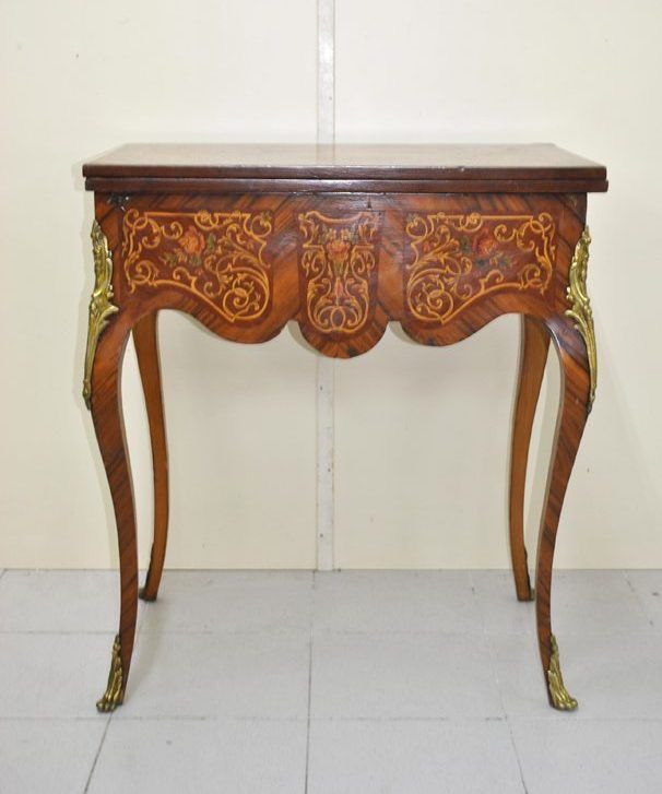 Antigua mesa de juegos con marquetería