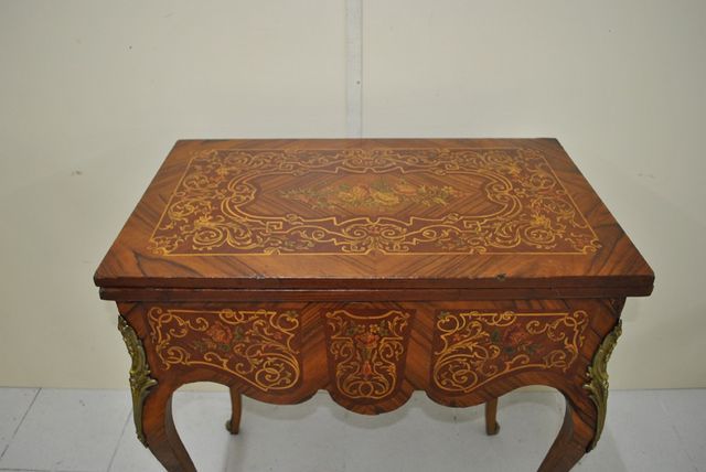 Antigua mesa de juegos con marquetería