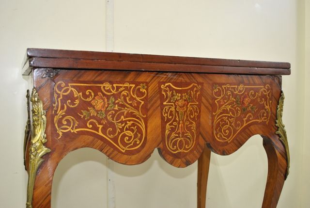 Antigua mesa de juegos con marquetería