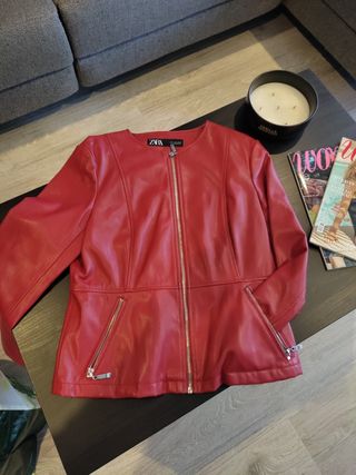 Cazadora roja zara. de segunda mano por 10 EUR en Sant Cugat del Vallès en  WALLAPOP