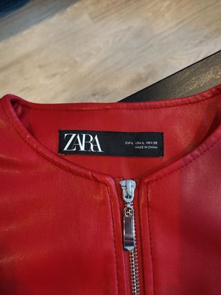Cazadora roja zara. de segunda mano por 10 EUR en Sant Cugat del Vallès en  WALLAPOP