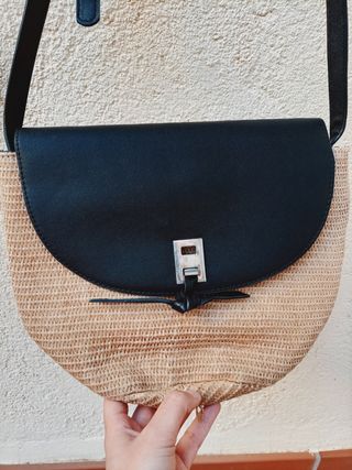 Bolso bandolera verano rafia Stradivarius de segunda mano por 3 EUR en  Madrid en WALLAPOP
