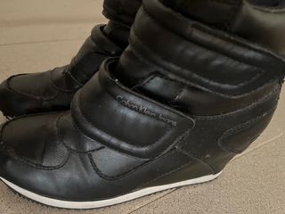 Bambas con cuña Calvin klein jeans de segunda mano por 15 EUR en Sant Boi  de Llobregat en WALLAPOP