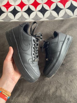 Nike air force one negras de segunda mano por 50 EUR en Marín en WALLAPOP