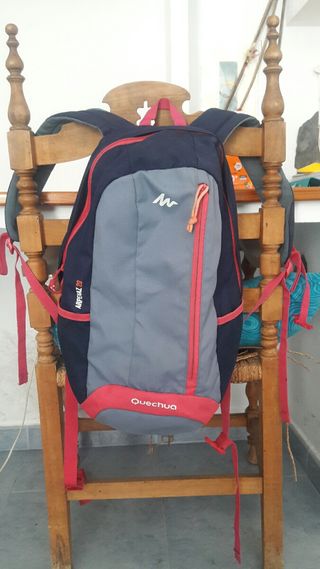 Mochila Quechua 20 litros azul con fucsia de segunda mano por 3 EUR en  Borja en WALLAPOP