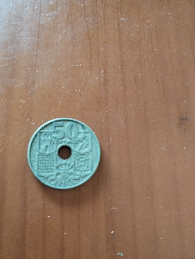 Moneda española de 50 cmts de 1949.