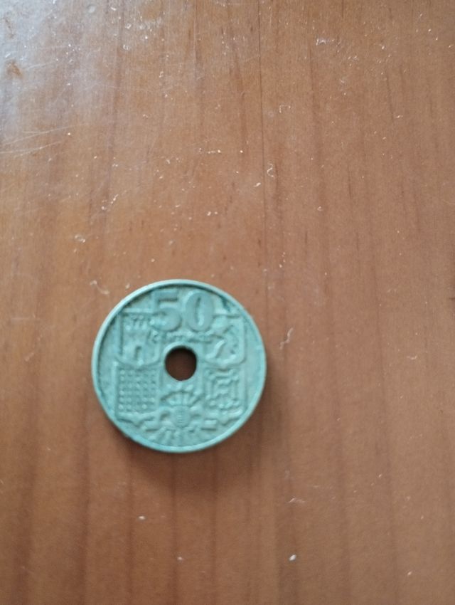 Moneda española de 50 cmts de 1949.