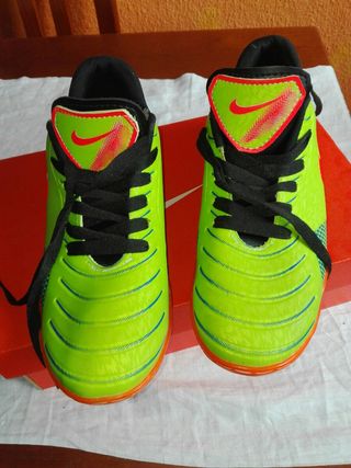 Botas futbol Talla 41 de segunda mano por 15 EUR en Valdemoro en WALLAPOP
