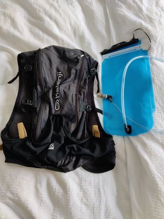 Mochila trail running kalenji 15 litros+ hydrapack de segunda mano por 25  EUR en Vitoria-Gasteiz en WALLAPOP