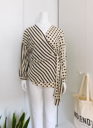 Blusa cruzada Zara- L de segunda mano por 15 EUR en Madrid en WALLAPOP