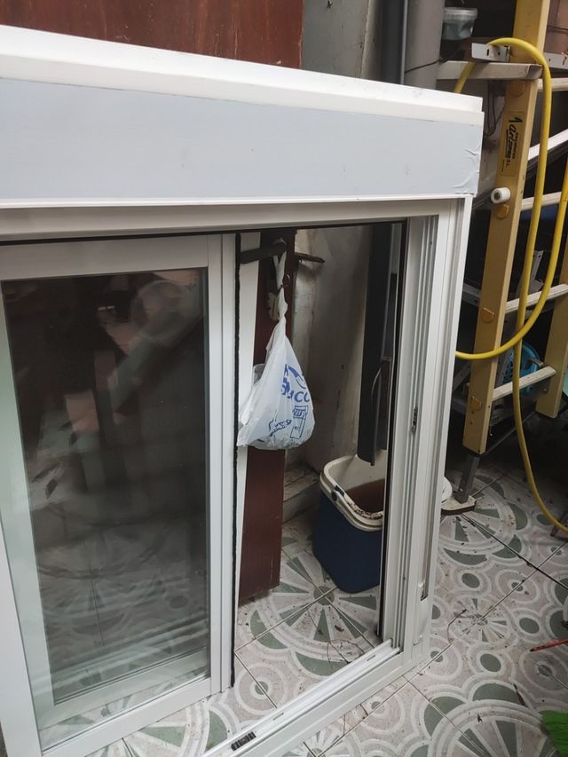 ventana de aluminio con persiana
