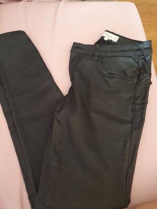 Pantalones encerados Mango de segunda mano por 17 EUR en Madrid en WALLAPOP