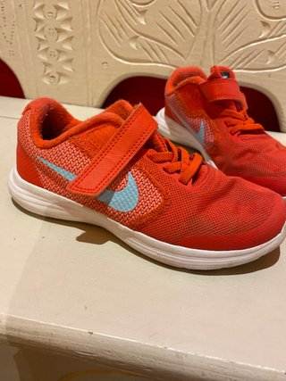 Zapatillas Nike Revolution 3 rojas de segunda mano por 10 EUR en Mairena  del Aljarafe en WALLAPOP