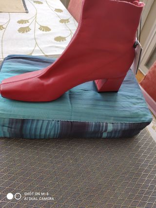 Botines rojos piel de Zara de segunda mano por 22 EUR en Madrid en WALLAPOP