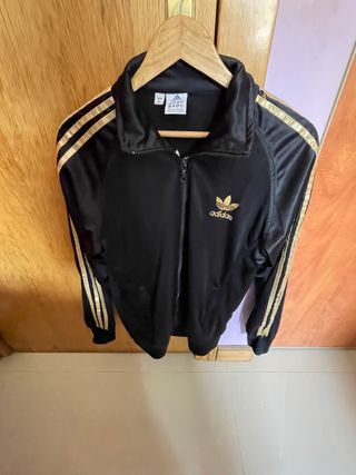 Chaqueta adidas rayas dorada de segunda mano por 5 EUR en Zaragoza en  WALLAPOP