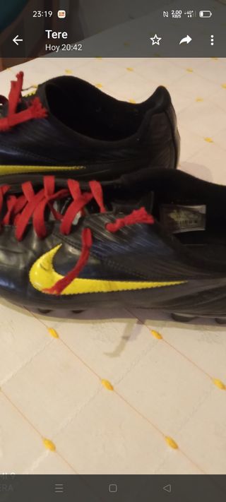 Botas futbol Nike talla 39.5 de segunda mano por 10 EUR en Alcantarilla en  WALLAPOP