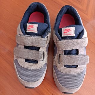 Zapatillas Nike talla 33 de segunda mano por 2,5 EUR en Sabadell en WALLAPOP