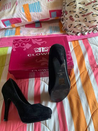 Zapatos tacón negros terciopelo plataforma de segunda mano por 10 EUR en  Collado Villalba en WALLAPOP