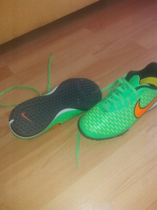 Zapatillas de fútbol mini tacos de segunda mano por 25 EUR en Hoya de Los  Patos en WALLAPOP