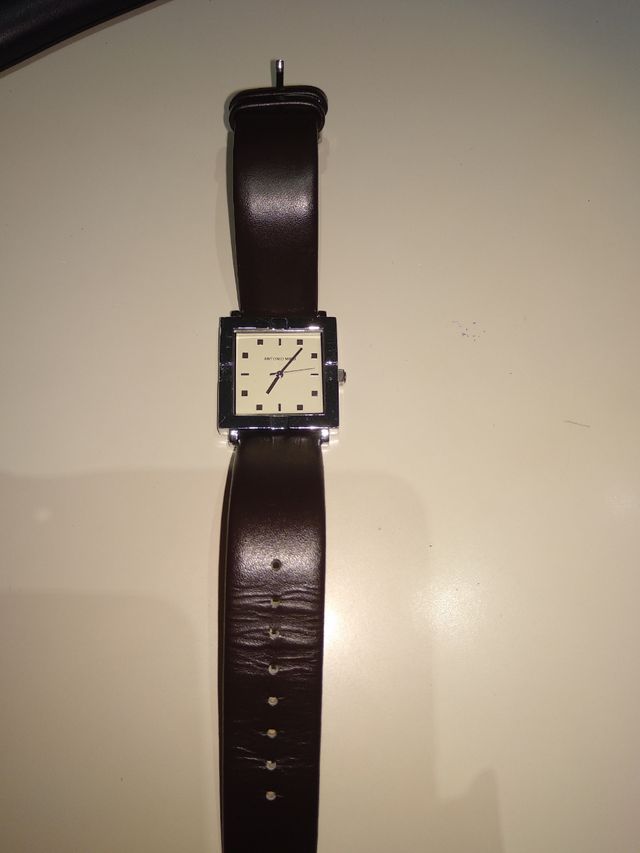 Reloj Antonio Miró. Correa de piel marrón