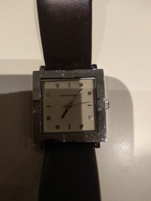 Reloj Antonio Miró. Correa de piel marrón