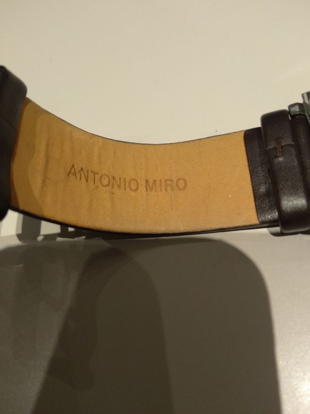Reloj Antonio Miró. Correa de piel marrón
