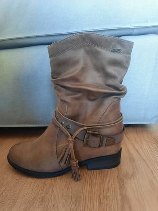Botas Mustang cuña interior de segunda mano por 15 EUR en Premià de Mar en  WALLAPOP