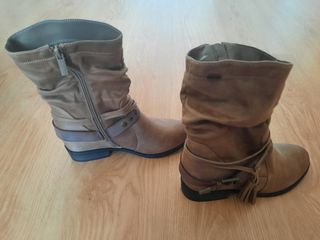 Botas Mustang cuña interior de segunda mano por 15 EUR en Premià de Mar en  WALLAPOP