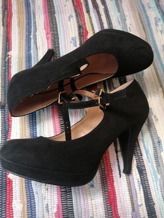Zapatos negros tacon alto de segunda mano por 10 EUR en Elche en WALLAPOP