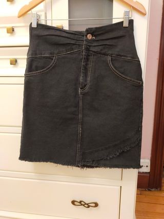 Falda mini vaquera negra de Zara, nueva de segunda mano por 25 EUR en  Bilbao en WALLAPOP