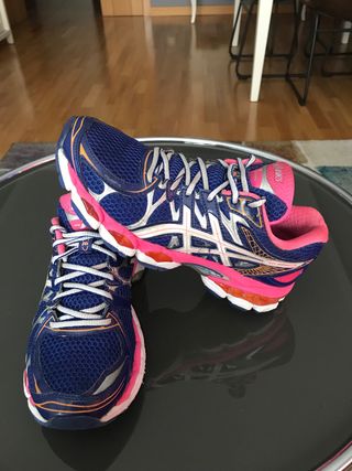 Asics gel Nimbus 16 talla 39 de segunda mano por 35 EUR en León en WALLAPOP