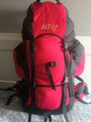 Mochila Altus Outdoor 70 roja nylon ripstop de segunda mano por 40 EUR en  Pastoriza en WALLAPOP