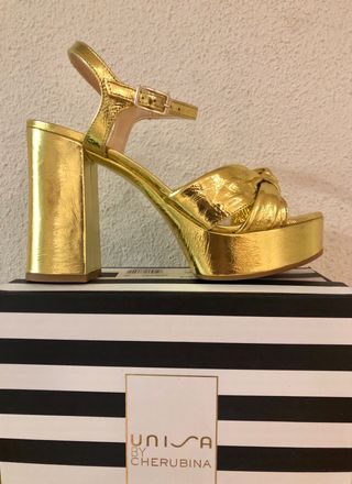 Sandalia Unisa Cherubina plataforma dorada de segunda mano por 139 EUR en  Madrid en WALLAPOP