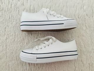 Zapatillas tipo converse plataforma blancas Nuevas de segunda mano por 20  EUR en León en WALLAPOP