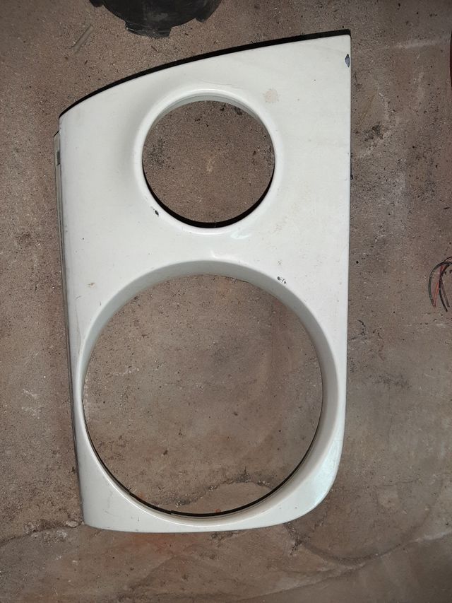 se vende tulipa faro nissan terrano II