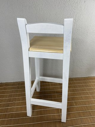 Taburetes blancos con asiento de madera