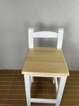 Taburetes blancos con asiento de madera