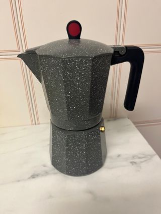Cafetera italiana 6 tazas inducción de segunda mano por 13 EUR en  Donostia-San Sebastián en WALLAPOP