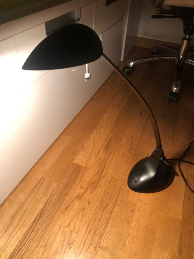 Lámpara de mesa negra
