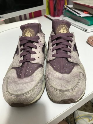 Huarache moradas de segunda mano por 10 EUR en Llíria en WALLAPOP