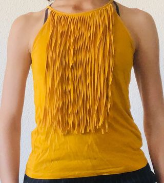 Camiseta con flecos Zara de segunda mano por 5 EUR en Madrid en WALLAPOP
