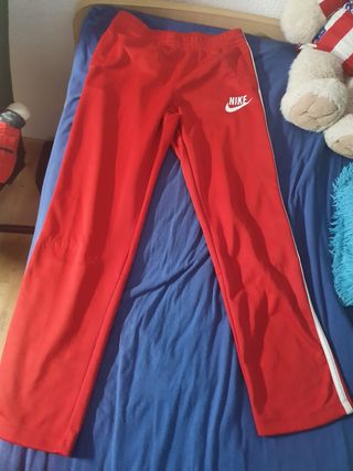 Pantalon de chandal Nike rojo de segunda mano por 13 EUR en Madrid en  WALLAPOP