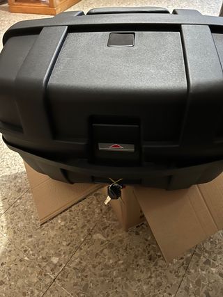 Baul moto con soporte de segunda mano en Valencia en WALLAPOP