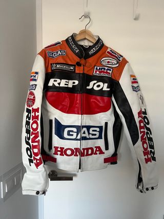 Chaqueta cuero moto Repsol (imitación) de segunda mano por 55 EUR en Madrid  en WALLAPOP