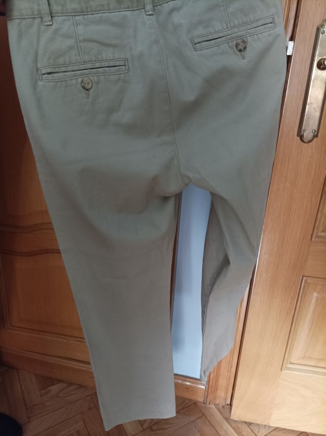 pantalones beigs tipo chinos