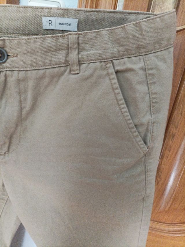 pantalones beigs tipo chinos