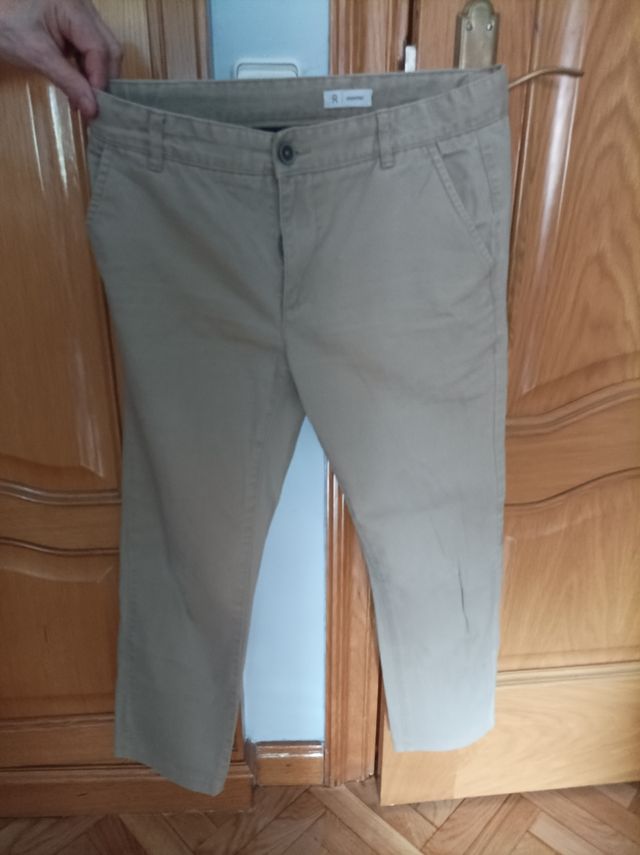 pantalones beigs tipo chinos