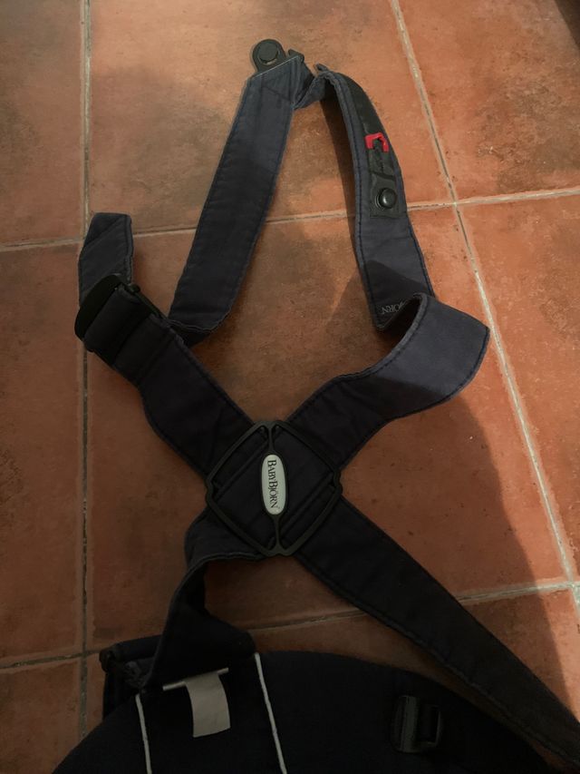 Mochila babybjorn con funda polar para invierno